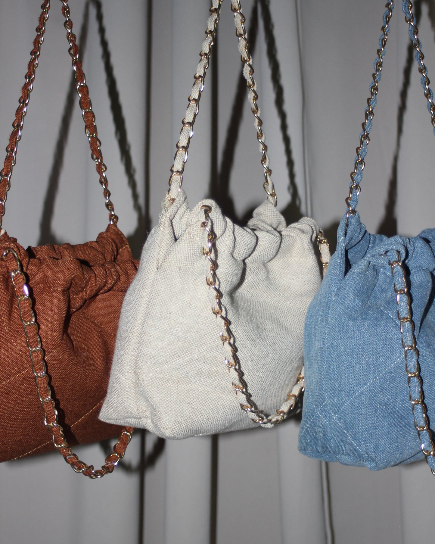 La Kaya Bag es ideal para completar tu look con un toque casual y moderno. Confeccionada en material textil, su diseño compacto y cadena de hombro la convierte en la opción perfecta para llevar como shoulder bag, añadiendo estilo y comodidad a cualquier ocasión.