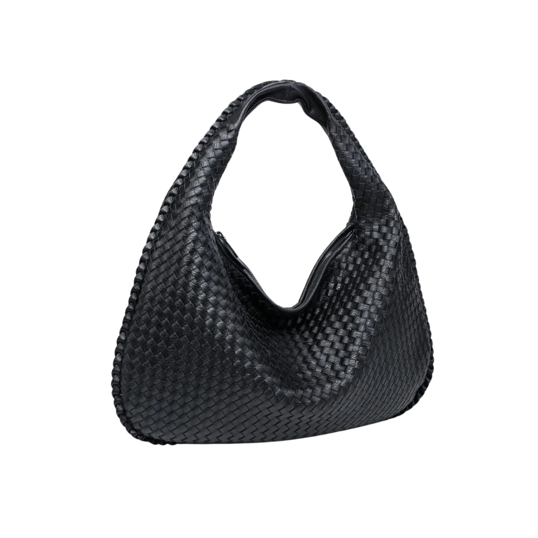 Kimba destaca por su diseño trenzado y su gran capacidad. Su estilo sofisticado y espacioso la convierte en el accesorio perfecto para quienes buscan elegancia y funcionalidad en su día a día. Ideal para complementar cualquier look de temporada.