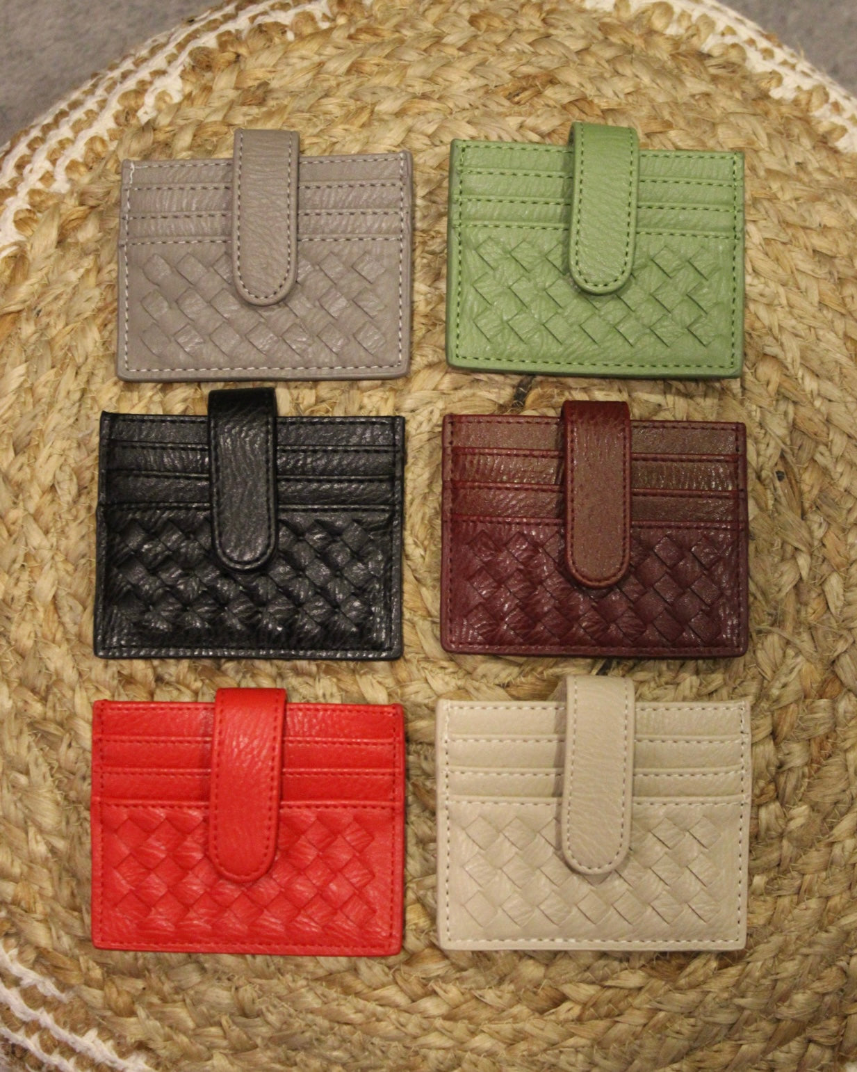 Nuestros tarjeteros son el complemento perfecto para llevar tus esenciales con estilo y practicidad. Compactos y elegantes, están diseñados para organizar tus tarjetas de forma segura mientras añaden un toque de modernidad a tu día a día.
