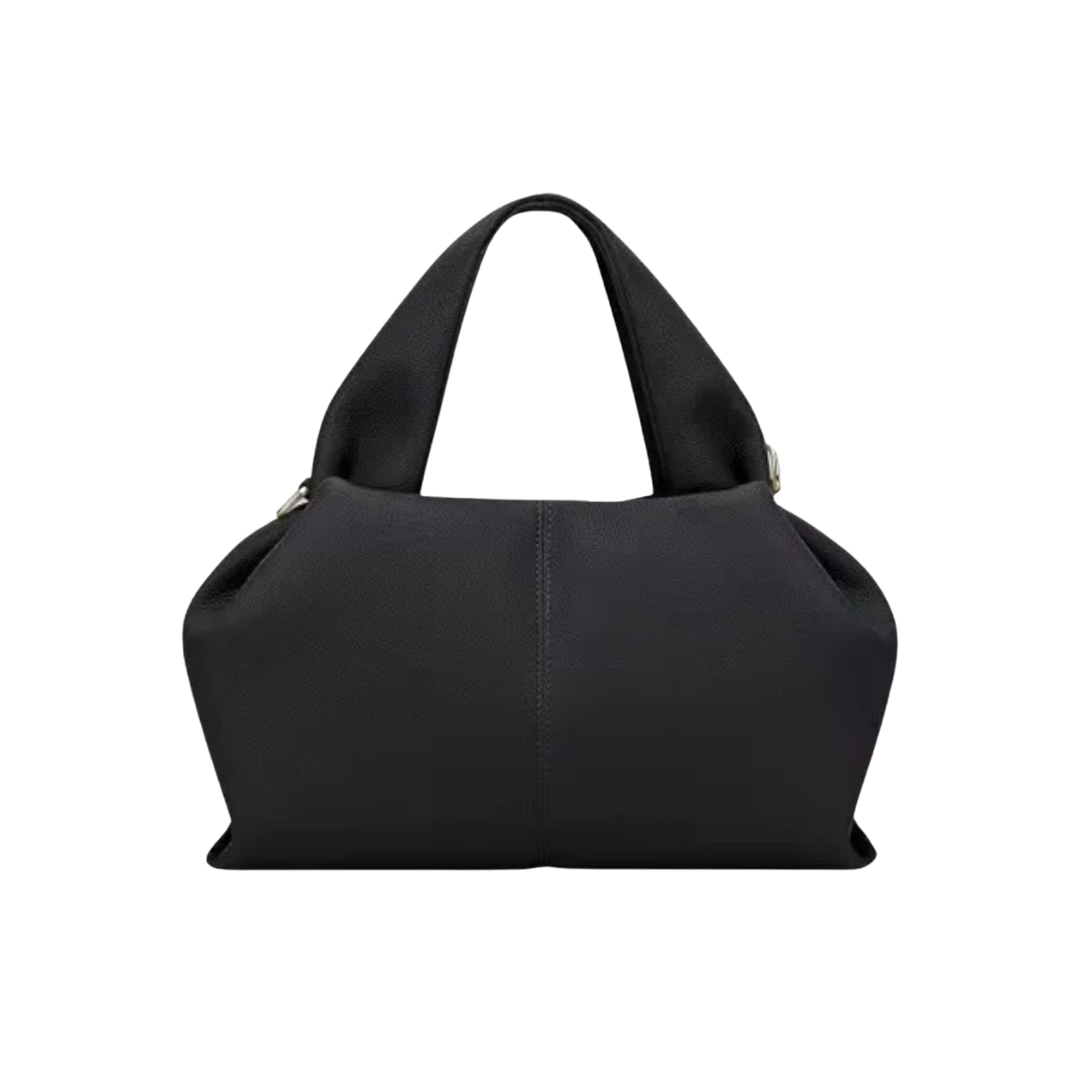 Savanna Bag es una opción espaciosa que combina elegancia y versatilidad. Su diseño funcional permite usarla como handbag o crossbody, con un strap ajustable para mayor comodidad. Perfecta para quienes buscan un accesorio que ofrezca estilo y capacidad, adaptándose a cualquier ocasión con facilidad.