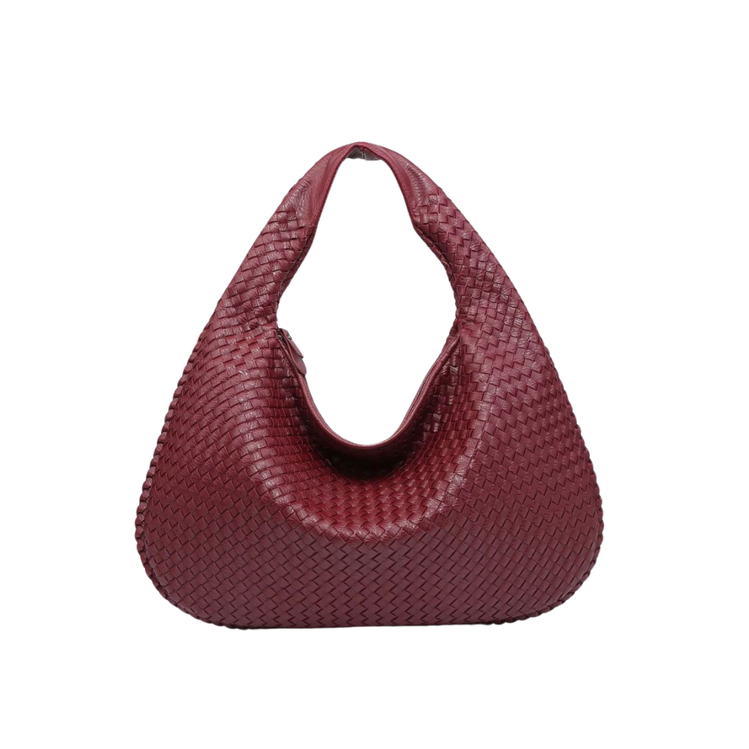 Kimba destaca por su diseño trenzado y su gran capacidad. Su estilo sofisticado y espacioso la convierte en el accesorio perfecto para quienes buscan elegancia y funcionalidad en su día a día. Ideal para complementar cualquier look de temporada.