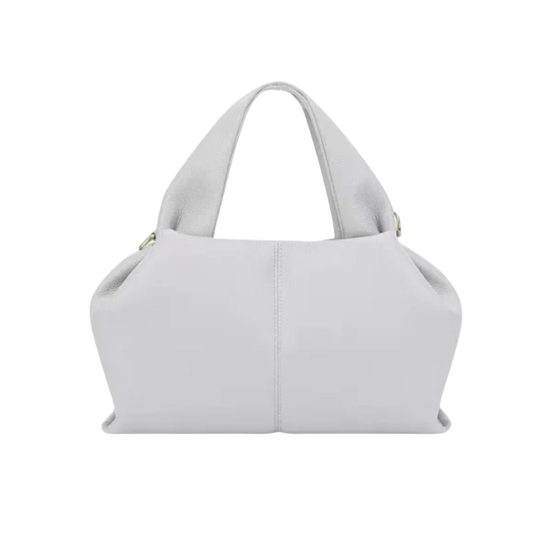 Savanna Bag es una opción espaciosa que combina elegancia y versatilidad. Su diseño funcional permite usarla como handbag o crossbody, con un strap ajustable para mayor comodidad. Perfecta para quienes buscan un accesorio que ofrezca estilo y capacidad, adaptándose a cualquier ocasión con facilidad.