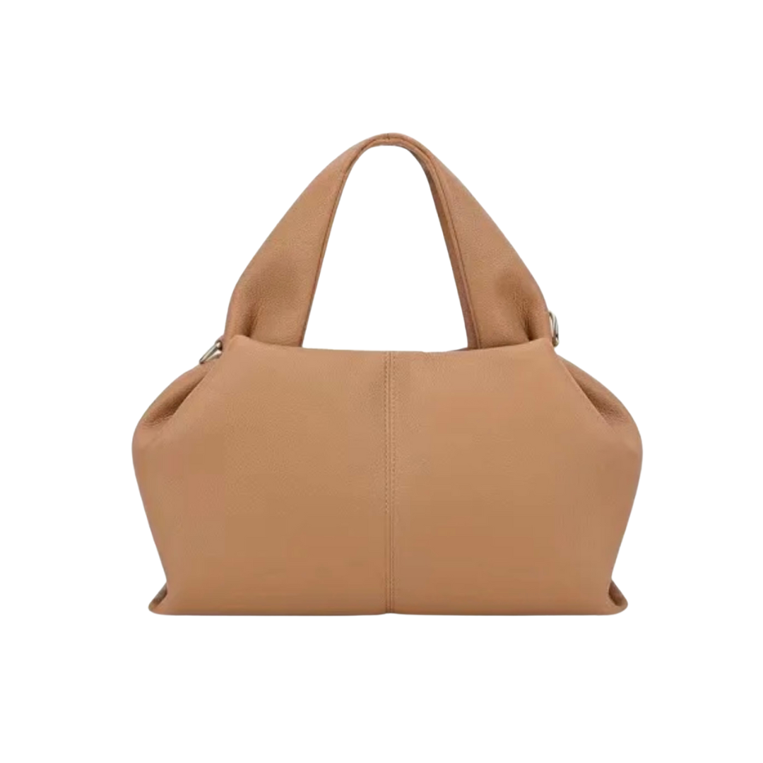 Savanna Bag es una opción espaciosa que combina elegancia y versatilidad. Su diseño funcional permite usarla como handbag o crossbody, con un strap ajustable para mayor comodidad. Perfecta para quienes buscan un accesorio que ofrezca estilo y capacidad, adaptándose a cualquier ocasión con facilidad.