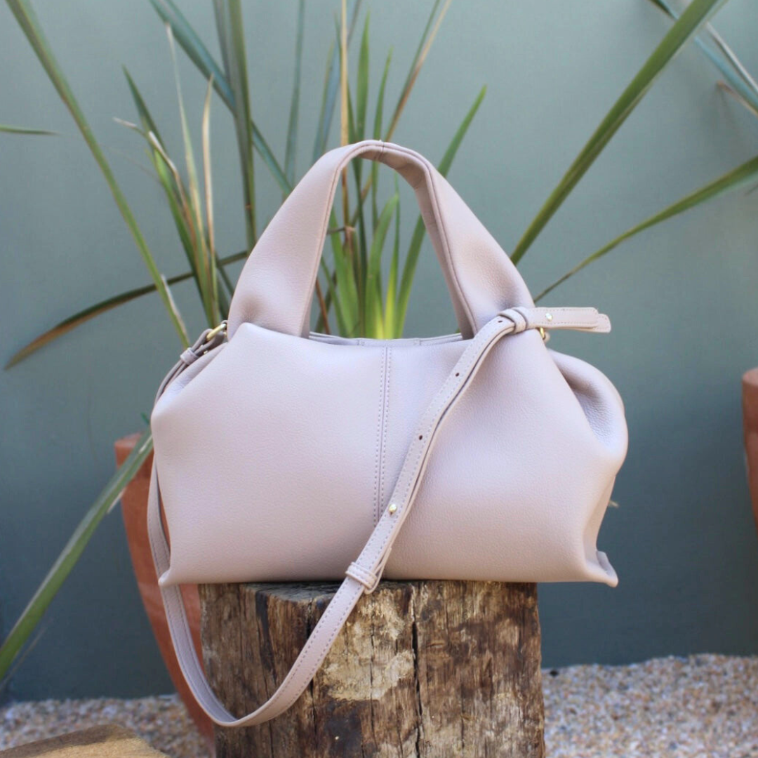 Savanna Bag es una opción espaciosa que combina elegancia y versatilidad. Su diseño funcional permite usarla como handbag o crossbody, con un strap ajustable para mayor comodidad. Perfecta para quienes buscan un accesorio que ofrezca estilo y capacidad, adaptándose a cualquier ocasión con facilidad.
