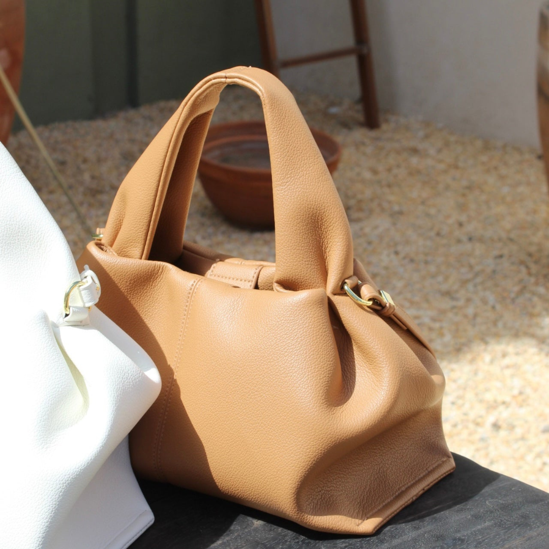 Savanna Bag es una opción espaciosa que combina elegancia y versatilidad. Su diseño funcional permite usarla como handbag o crossbody, con un strap ajustable para mayor comodidad. Perfecta para quienes buscan un accesorio que ofrezca estilo y capacidad, adaptándose a cualquier ocasión con facilidad.