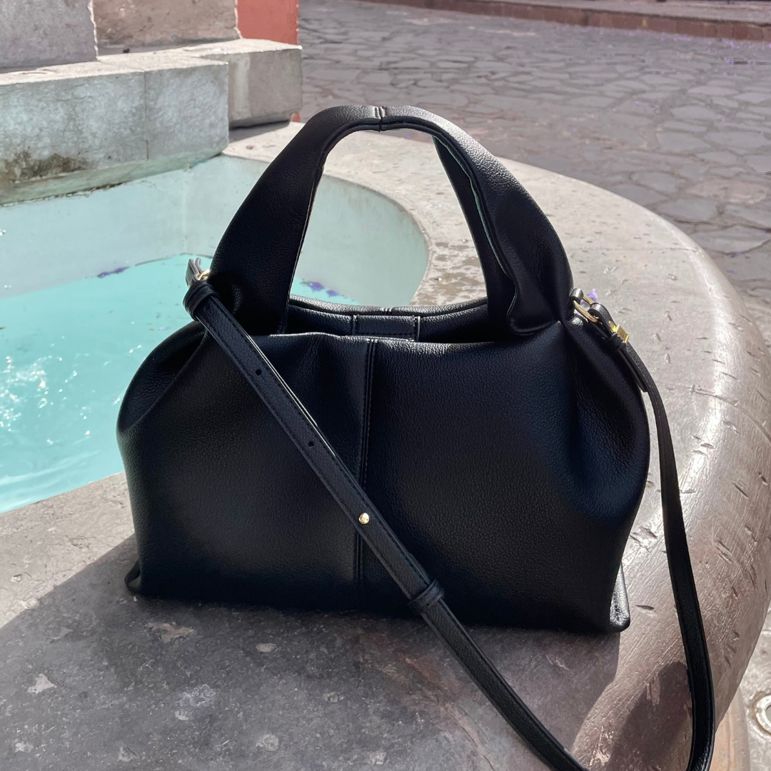 Savanna Bag es una opción espaciosa que combina elegancia y versatilidad. Su diseño funcional permite usarla como handbag o crossbody, con un strap ajustable para mayor comodidad. Perfecta para quienes buscan un accesorio que ofrezca estilo y capacidad, adaptándose a cualquier ocasión con facilidad.
