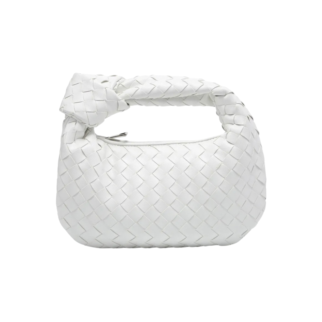 Moshi Bag es un elegante handbag con un acabado trenzado que aporta textura y estilo a tu look. Su diseño compacto y moderno la convierte en la elección ideal para llevar lo esencial con un toque de sofisticación y originalidad, perfecta para cualquier ocasión.