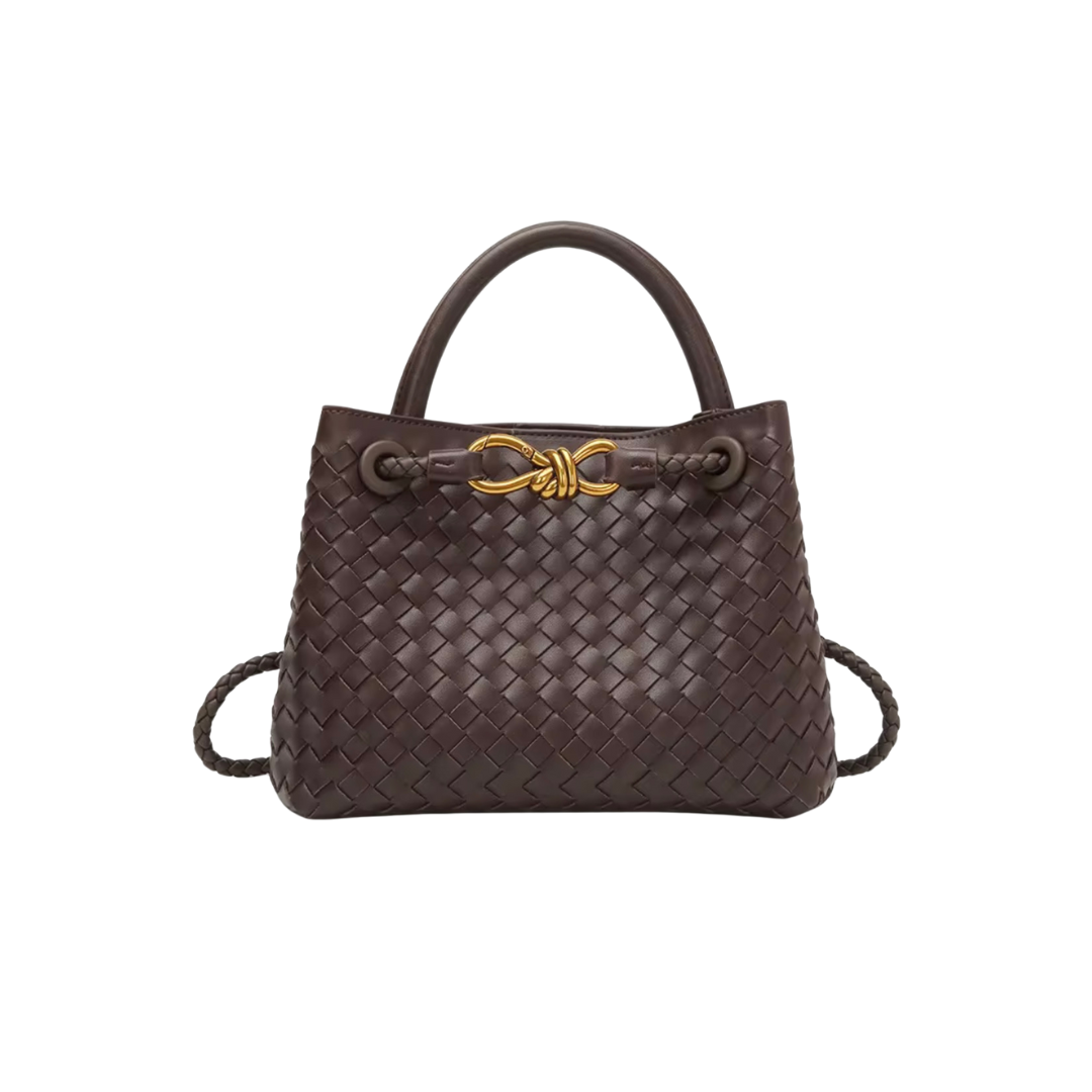 Suki es una bolsa de tamaño mediano con diseño funcional y elegante. Su strap ajustable te permite usarla como crossbody o shoulder bag, según tu estilo. En su interior cuenta con un compartimento con cierre y otro adicional para mantener tus esenciales organizados. Ideal para acompañarte todos los días