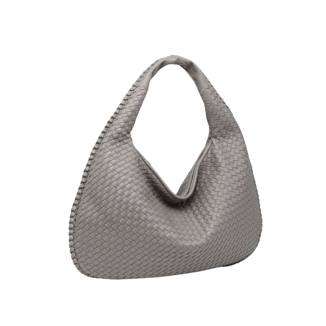 Kimba destaca por su diseño trenzado y su gran capacidad. Su estilo sofisticado y espacioso la convierte en el accesorio perfecto para quienes buscan elegancia y funcionalidad en su día a día. Ideal para complementar cualquier look de temporada.
