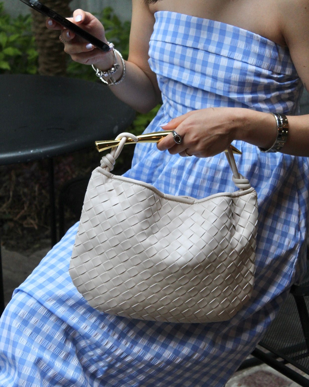 Nuba Bag es el accesorio ideal para quienes buscan un toque de elegancia y distinción. Con un diseño trenzado y un sofisticado strap metálico, esta handbag es perfecta para salidas especiales, añadiendo un aire de lujo y estilo a cualquier look.