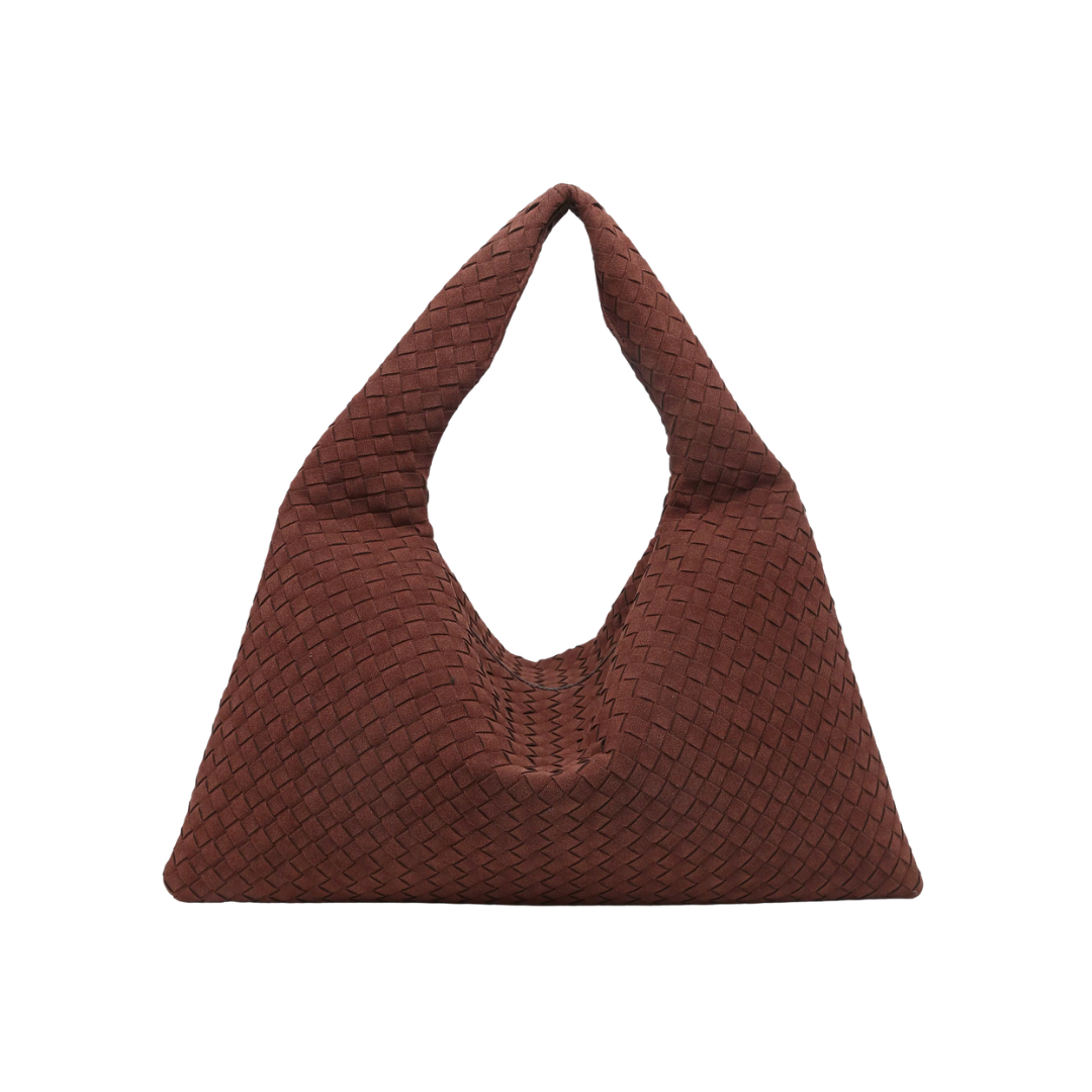 Safi Bag Una opción espaciosa y sofisticada en gamuza trenzada. Su diseño amplio y estructurado la hace ideal para el día a día, ofreciendo comodidad sin perder estilo. Perfecta para quienes buscan un accesorio elegante y funcional que se adapte a cualquier ocasión.