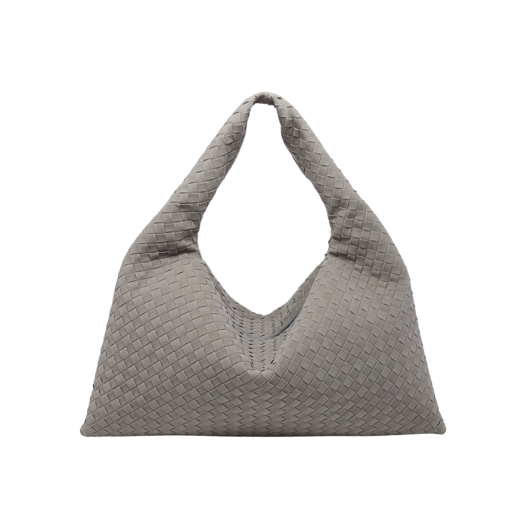 Safi Bag Una opción espaciosa y sofisticada en gamuza trenzada. Su diseño amplio y estructurado la hace ideal para el día a día, ofreciendo comodidad sin perder estilo. Perfecta para quienes buscan un accesorio elegante y funcional que se adapte a cualquier ocasión.
