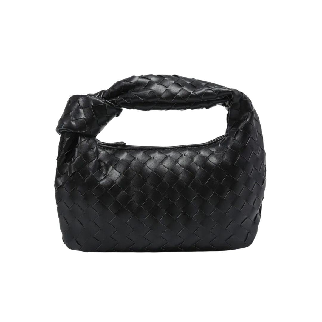 Moshi Bag es un elegante handbag con un acabado trenzado que aporta textura y estilo a tu look. Su diseño compacto y moderno la convierte en la elección ideal para llevar lo esencial con un toque de sofisticación y originalidad, perfecta para cualquier ocasión.