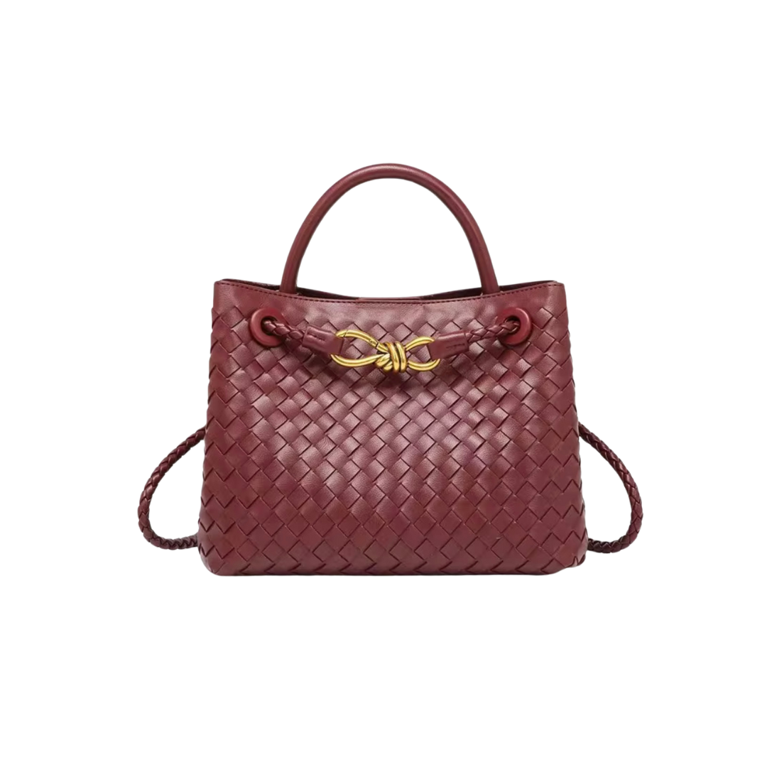 Suki es una bolsa de tamaño mediano con diseño funcional y elegante. Su strap ajustable te permite usarla como crossbody o shoulder bag, según tu estilo. En su interior cuenta con un compartimento con cierre y otro adicional para mantener tus esenciales organizados. Ideal para acompañarte todos los días