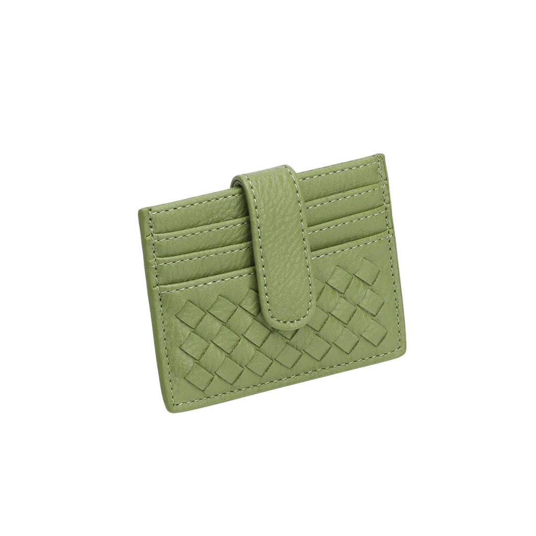 Nuestros tarjeteros son el complemento perfecto para llevar tus esenciales con estilo y practicidad. Compactos y elegantes, están diseñados para organizar tus tarjetas de forma segura mientras añaden un toque de modernidad a tu día a día.