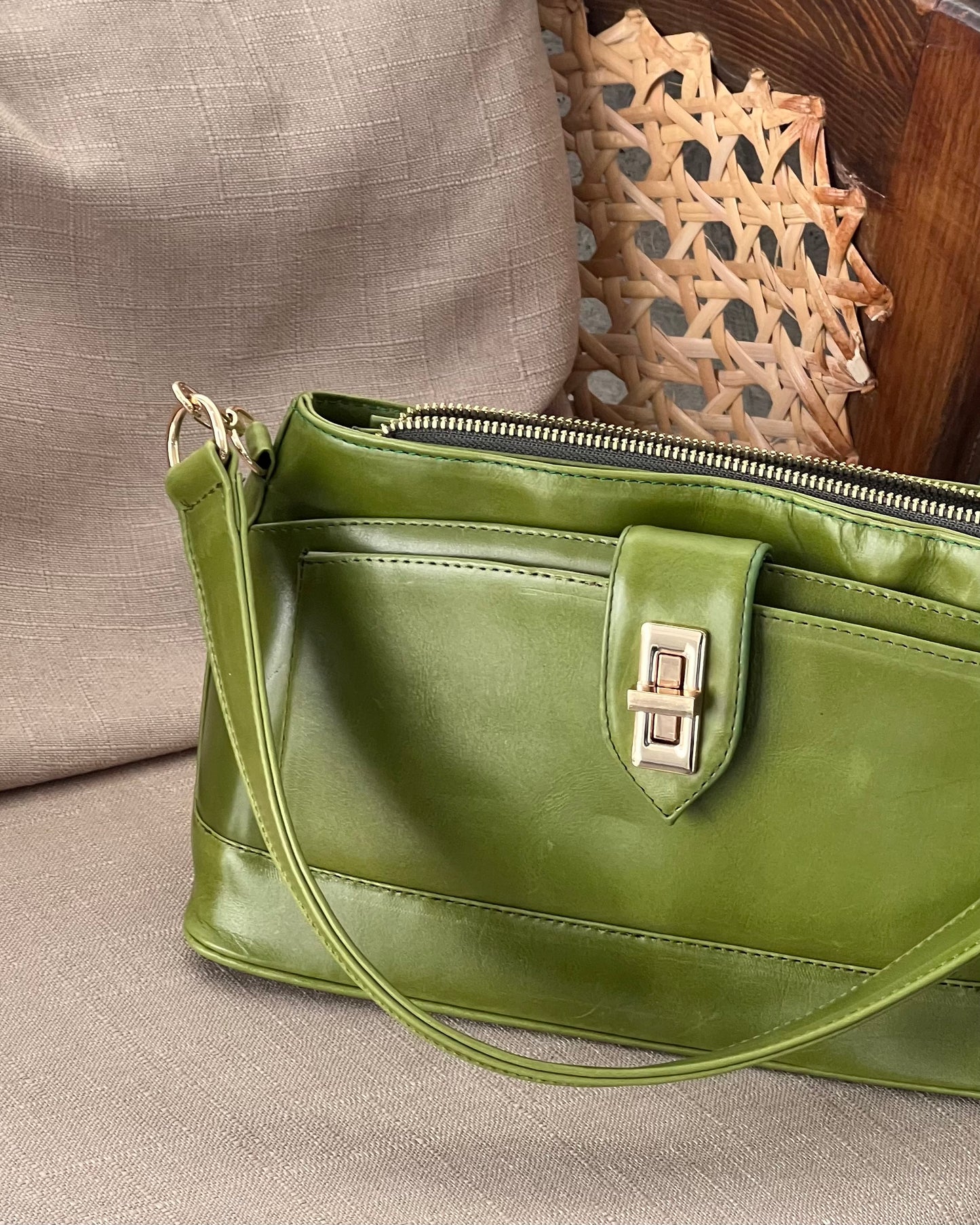 Nia Bag es una shoulder bag con un diseño moderno y práctico, ideal para acompañarte en cualquier ocasión. Con su elegante acabado y detalles metálicos, aporta un toque de frescura y sofisticación, combinando perfectamente estilo y funcionalidad para tu día a día.