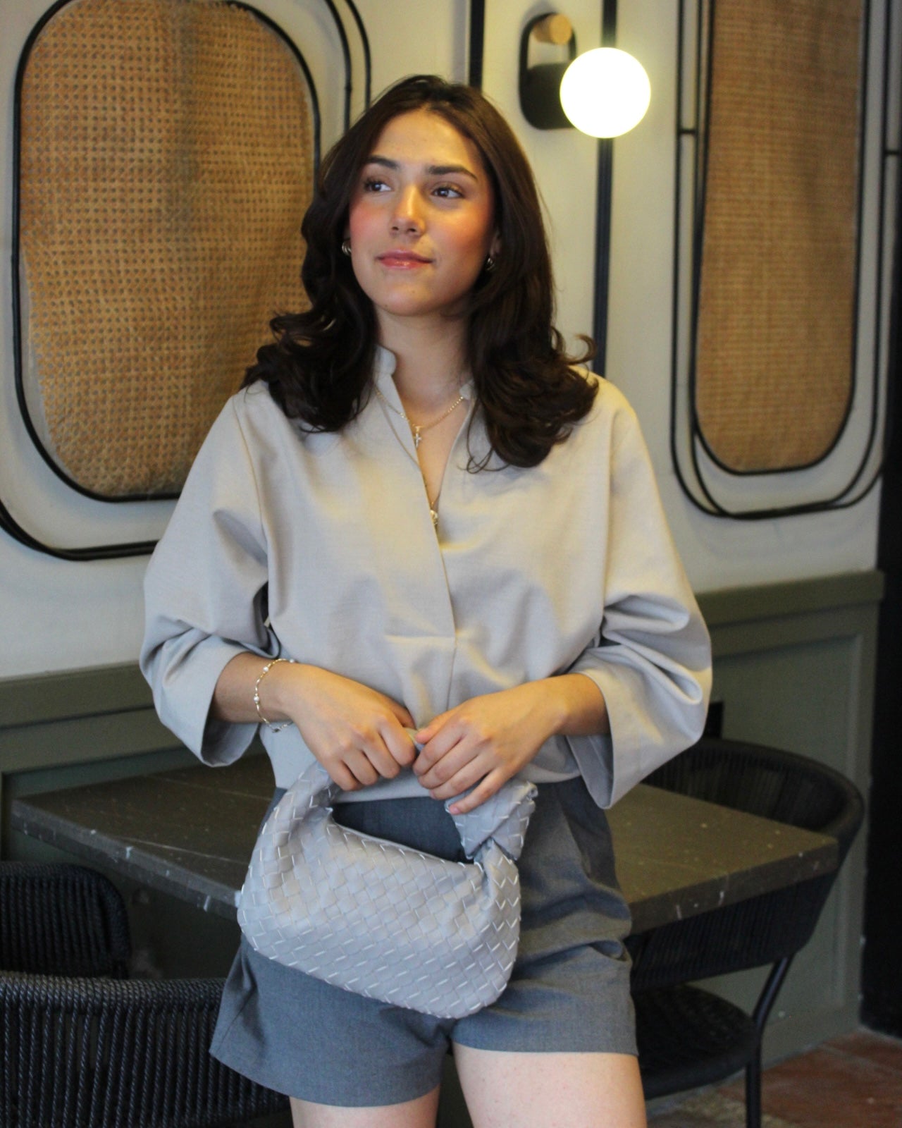 Moshi Bag es un elegante handbag con un acabado trenzado que aporta textura y estilo a tu look. Su diseño compacto y moderno la convierte en la elección ideal para llevar lo esencial con un toque de sofisticación y originalidad, perfecta para cualquier ocasión.