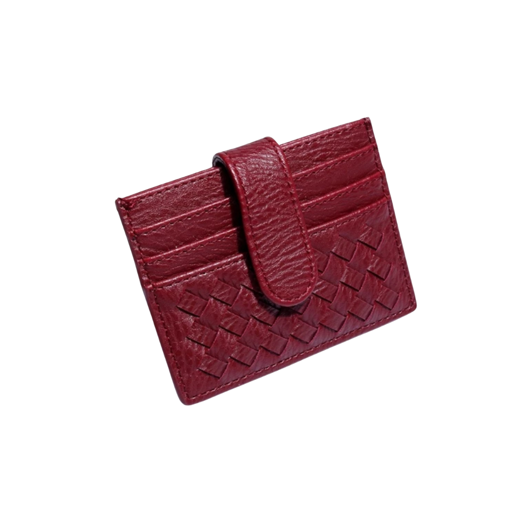 Nuestros tarjeteros son el complemento perfecto para llevar tus esenciales con estilo y practicidad. Compactos y elegantes, están diseñados para organizar tus tarjetas de forma segura mientras añaden un toque de modernidad a tu día a día.