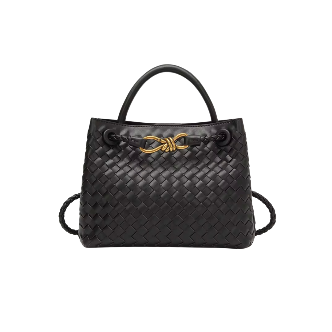 Suki es una bolsa de tamaño mediano con diseño funcional y elegante. Su strap ajustable te permite usarla como crossbody o shoulder bag, según tu estilo. En su interior cuenta con un compartimento con cierre y otro adicional para mantener tus esenciales organizados. Ideal para acompañarte todos los días