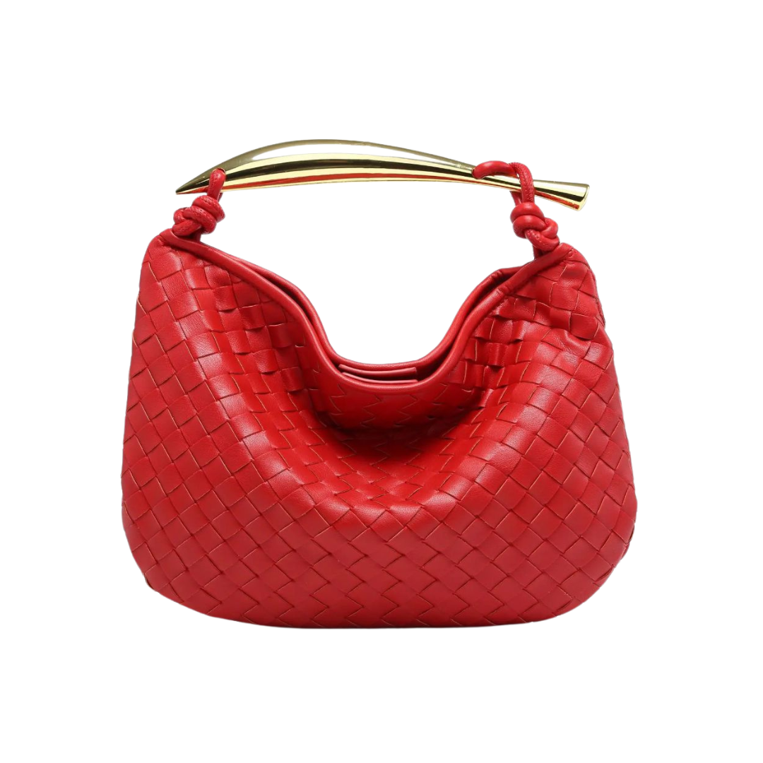 Nuba Bag es el accesorio ideal para quienes buscan un toque de elegancia y distinción. Con un diseño trenzado y un sofisticado strap metálico, esta handbag es perfecta para salidas especiales, añadiendo un aire de lujo y estilo a cualquier look.