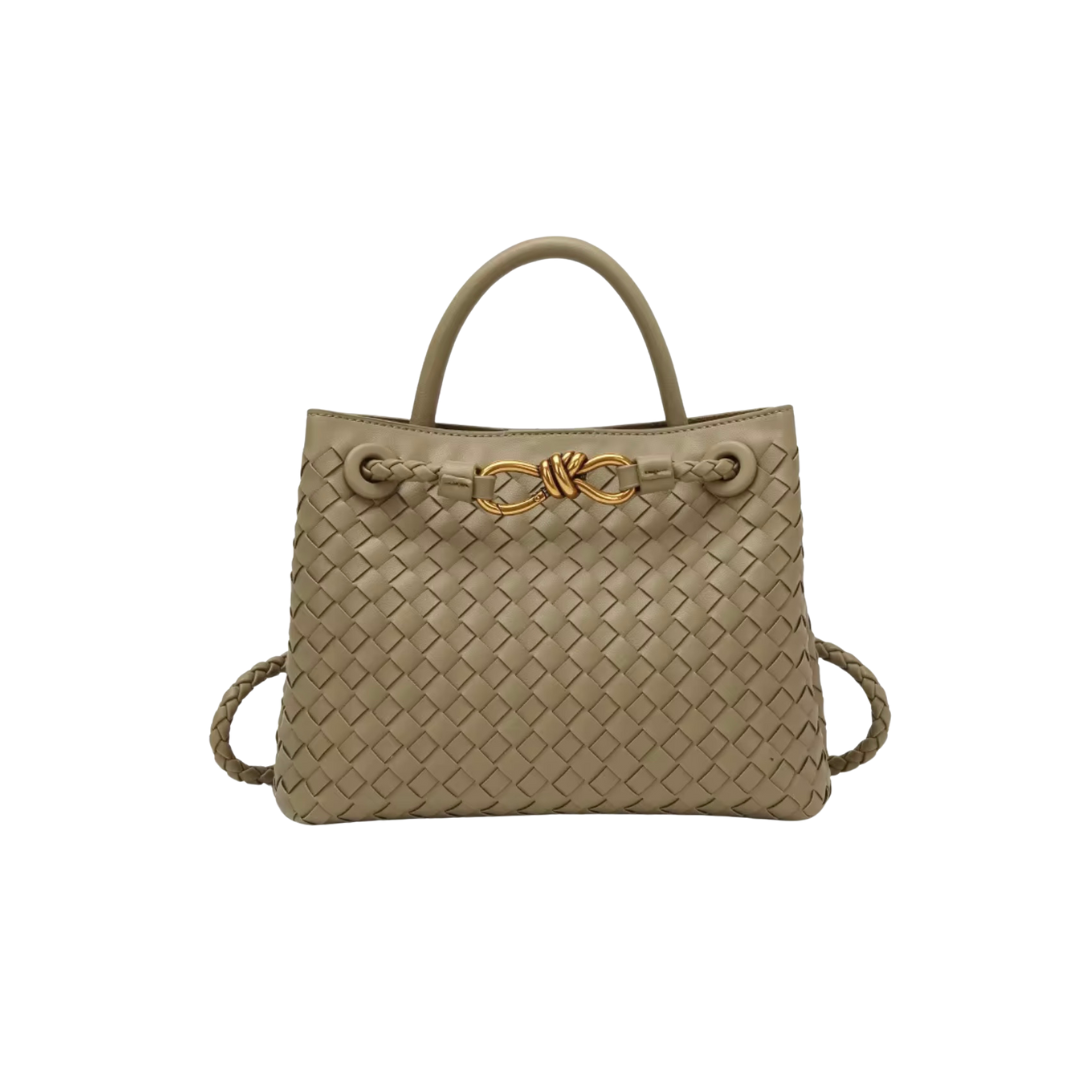 Suki es una bolsa de tamaño mediano con diseño funcional y elegante. Su strap ajustable te permite usarla como crossbody o shoulder bag, según tu estilo. En su interior cuenta con un compartimento con cierre y otro adicional para mantener tus esenciales organizados. Ideal para acompañarte todos los días