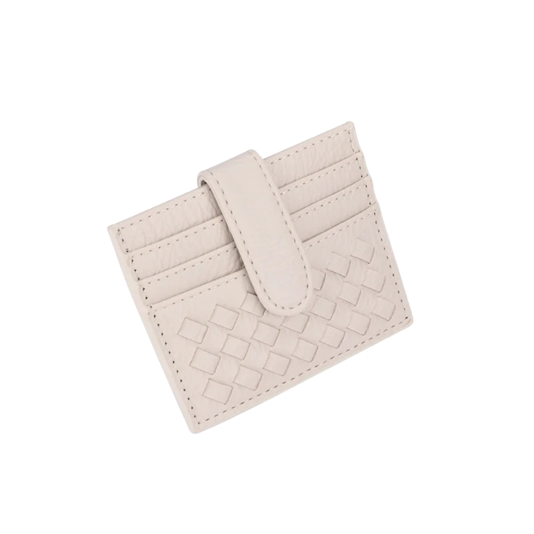 Nuestros tarjeteros son el complemento perfecto para llevar tus esenciales con estilo y practicidad. Compactos y elegantes, están diseñados para organizar tus tarjetas de forma segura mientras añaden un toque de modernidad a tu día a día.