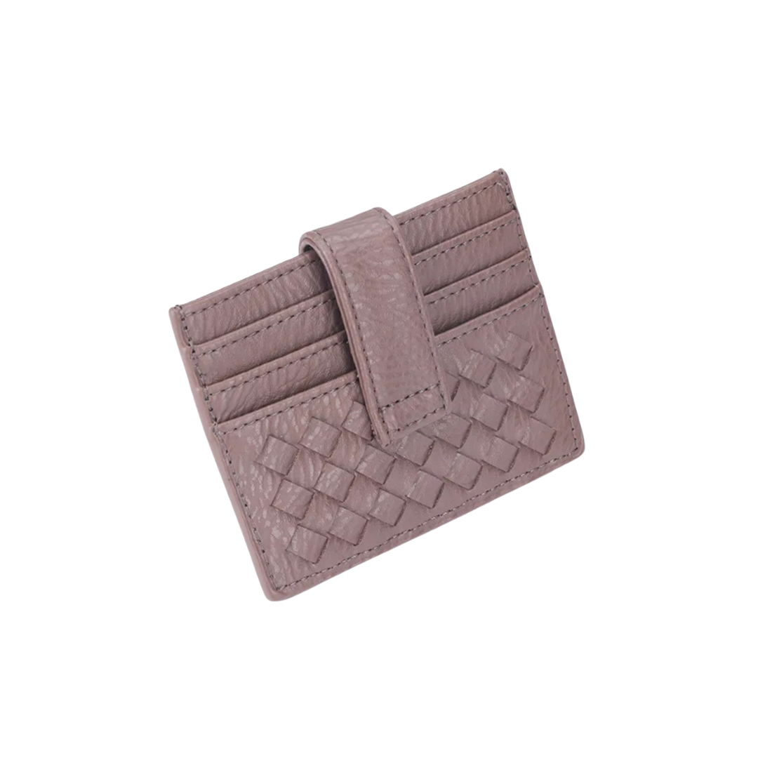 Nuestros tarjeteros son el complemento perfecto para llevar tus esenciales con estilo y practicidad. Compactos y elegantes, están diseñados para organizar tus tarjetas de forma segura mientras añaden un toque de modernidad a tu día a día.