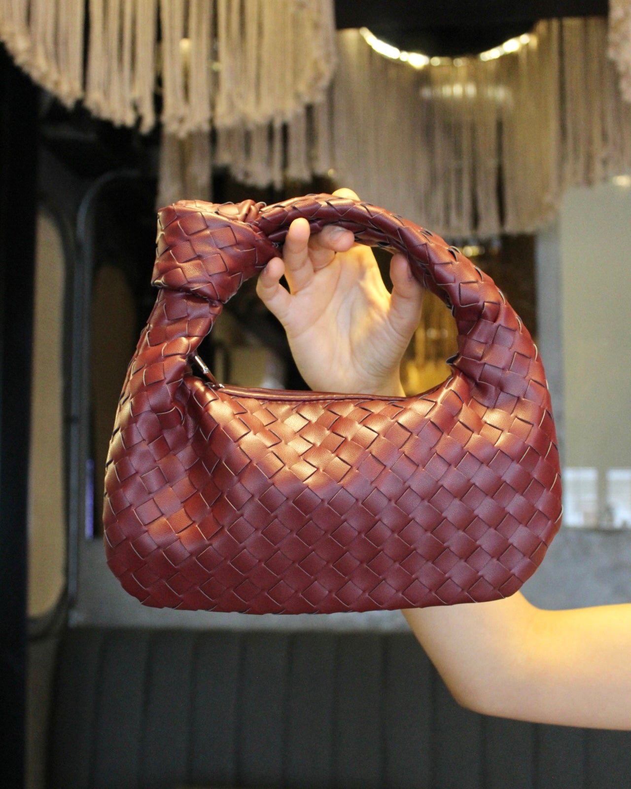 Moshi Bag es un elegante handbag con un acabado trenzado que aporta textura y estilo a tu look. Su diseño compacto y moderno la convierte en la elección ideal para llevar lo esencial con un toque de sofisticación y originalidad, perfecta para cualquier ocasión.