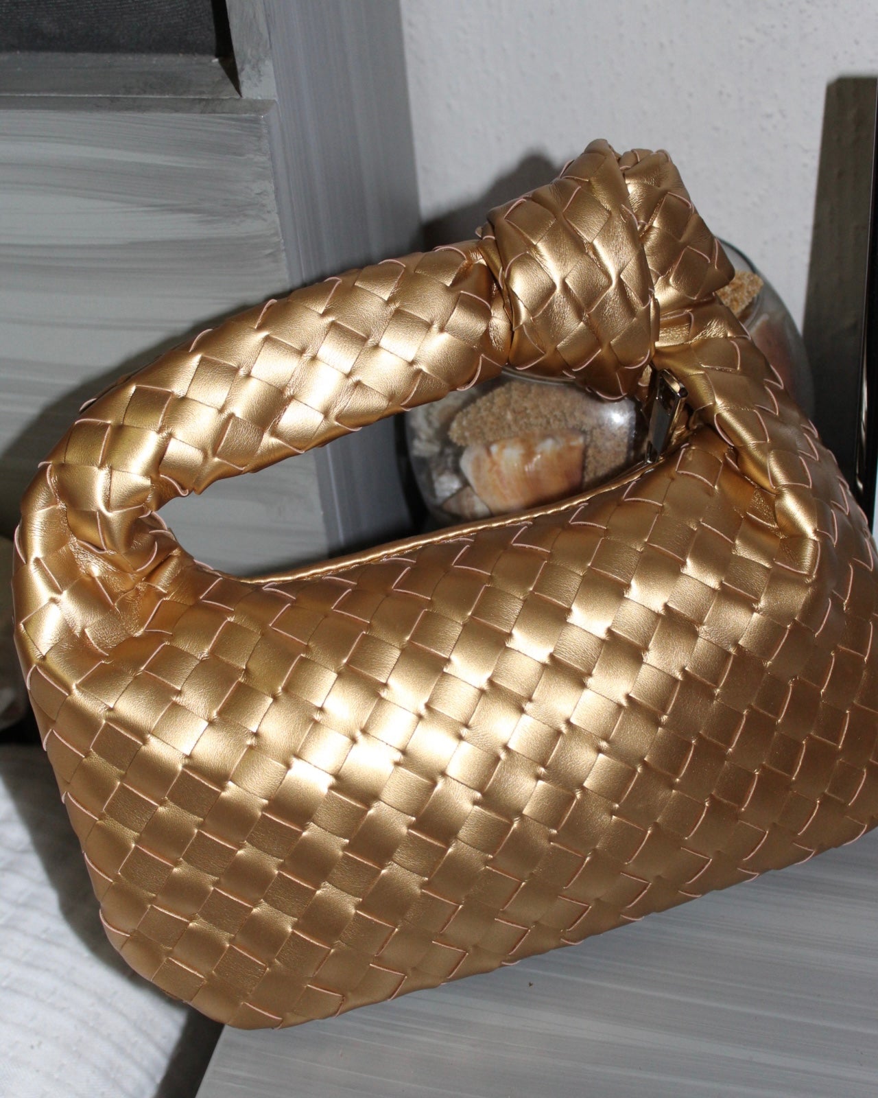 Moshi Bag es un elegante handbag con un acabado trenzado que aporta textura y estilo a tu look. Su diseño compacto y moderno la convierte en la elección ideal para llevar lo esencial con un toque de sofisticación y originalidad, perfecta para cualquier ocasión.