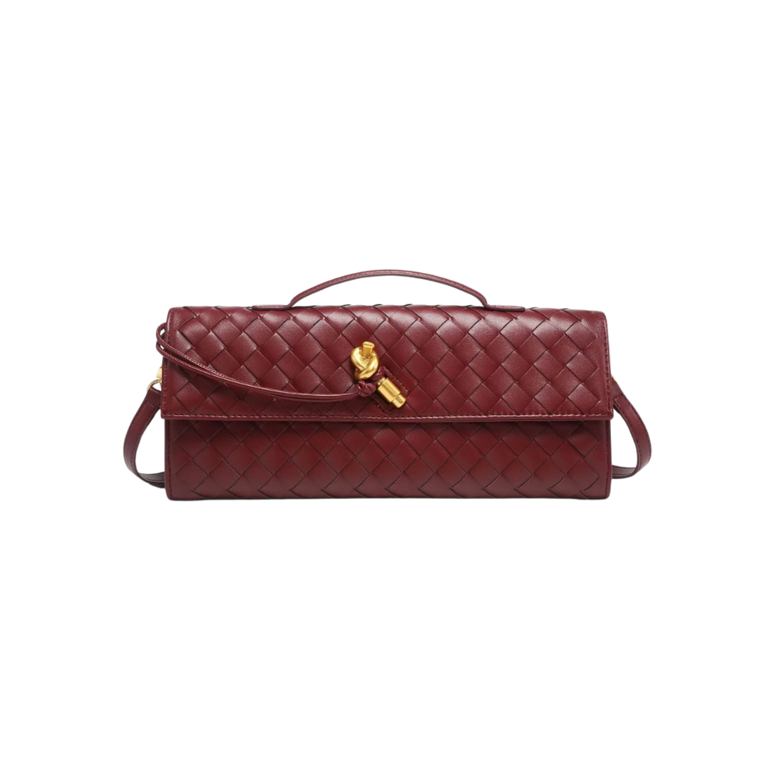 Mara Bag es la definición de elegancia. Con su diseño trenzado y detalles dorados, aporta un toque sofisticado y exclusivo a cualquier look. Su forma estructurada y acabado refinado la convierten en el accesorio perfecto para ocasiones especiales donde el estilo lo es todo.