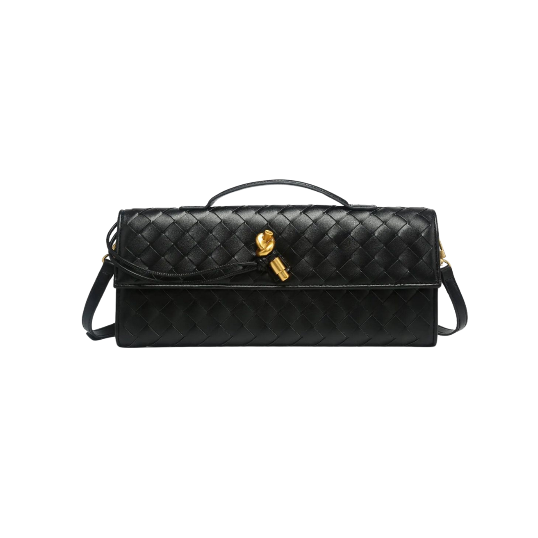 Mara Bag es la definición de elegancia. Con su diseño trenzado y detalles dorados, aporta un toque sofisticado y exclusivo a cualquier look. Su forma estructurada y acabado refinado la convierten en el accesorio perfecto para ocasiones especiales donde el estilo lo es todo.