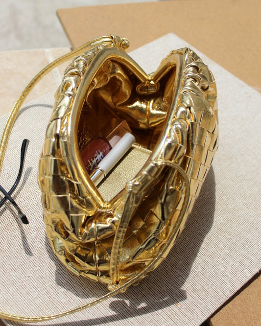 Bolsa de mujer, en color dorado y con textura trenzada 