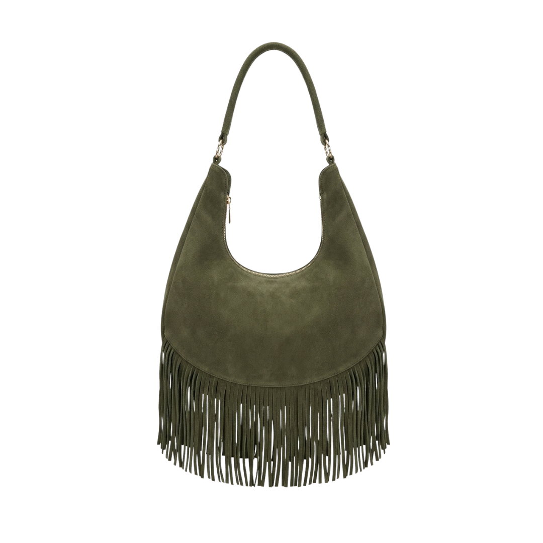 Confeccionada artesanalmente en León, Guanajuato, la Zaza Bag es una pieza 100% piel con textura de gamuza y un diseño de flecos que aporta dinamismo y elegancia bohemia. Su diseño espacioso incluye compartimentos internos para un orden impecable y una correa perfecta para llevar al hombro con total comodidad.
Especificaciones del producto:
Material exterior: 100% piel vacuna (acabado en gamuza)
Detalles: Flecos frontales de piel y herrajes metálicos
Interior: Amplio compartimento principal 
