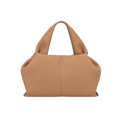 Savanna Bag es una opción espaciosa que combina elegancia y versatilidad. Su diseño funcional permite usarla como handbag o crossbody, con un strap ajustable para mayor comodidad. Perfecta para quienes buscan un accesorio que ofrezca estilo y capacidad, adaptándose a cualquier ocasión con facilidad.