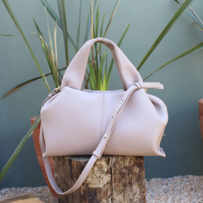 Savanna Bag es una opción espaciosa que combina elegancia y versatilidad. Su diseño funcional permite usarla como handbag o crossbody, con un strap ajustable para mayor comodidad. Perfecta para quienes buscan un accesorio que ofrezca estilo y capacidad, adaptándose a cualquier ocasión con facilidad.