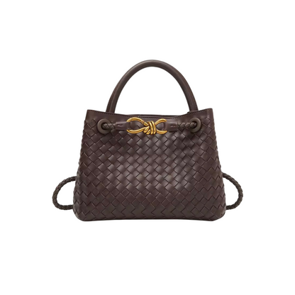 Suki es una bolsa de tamaño mediano con diseño funcional y elegante. Su strap ajustable te permite usarla como crossbody o shoulder bag, según tu estilo. En su interior cuenta con un compartimento con cierre y otro adicional para mantener tus esenciales organizados. Ideal para acompañarte todos los días