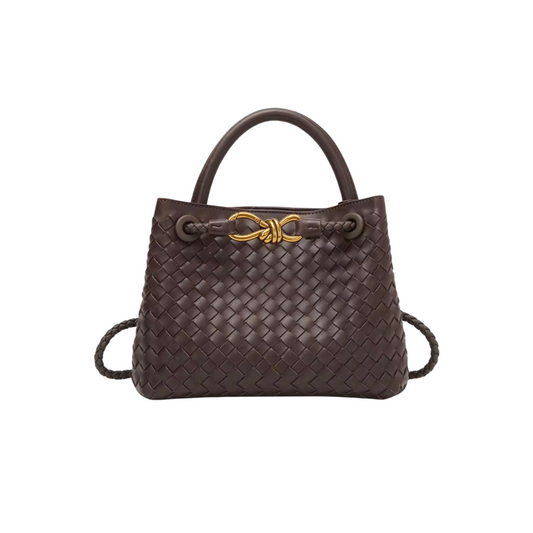 Suki es una bolsa de tamaño mediano con diseño funcional y elegante. Su strap ajustable te permite usarla como crossbody o shoulder bag, según tu estilo. En su interior cuenta con un compartimento con cierre y otro adicional para mantener tus esenciales organizados. Ideal para acompañarte todos los días