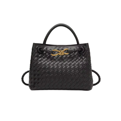 Suki es una bolsa de tamaño mediano con diseño funcional y elegante. Su strap ajustable te permite usarla como crossbody o shoulder bag, según tu estilo. En su interior cuenta con un compartimento con cierre y otro adicional para mantener tus esenciales organizados. Ideal para acompañarte todos los días