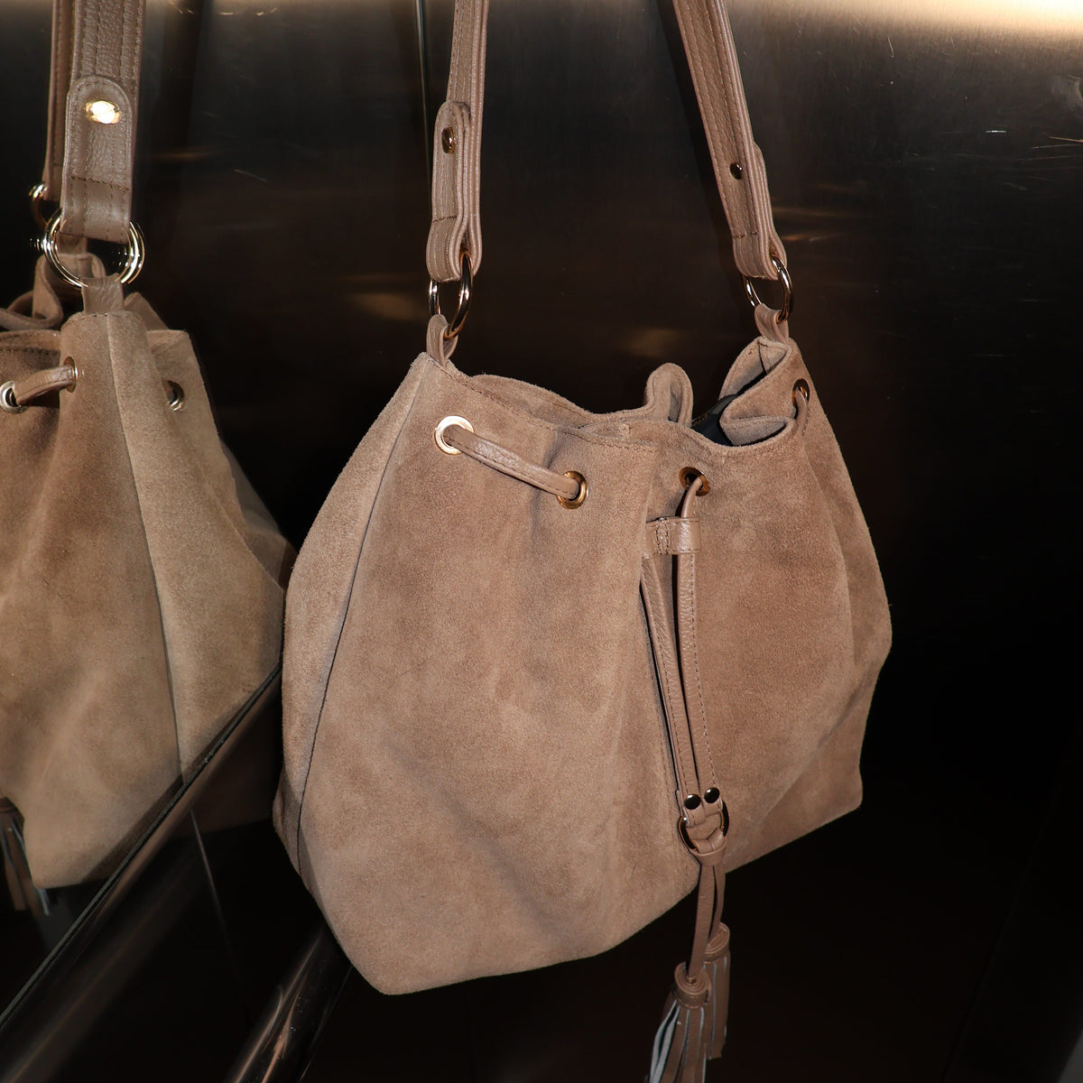 Bao Bucket Bag Elaborada artesanalmente en León, Guanajuato, esta pieza 100% piel de gamuza redefine el diseño clásico bucket con una silueta estructurada y funcional. Su sistema de ajuste con jareta de piel y borlas aporta un toque sofisticado y en tendencia, mientras que su amplio espacio interior te permite llevar todos tus esenciales con estilo al hombro.

Especificaciones del producto:

Material exterior: 100% piel vacuna (acabado en gamuza)

Detalles: Jareta ajustable con borlas de piel y herrajes met