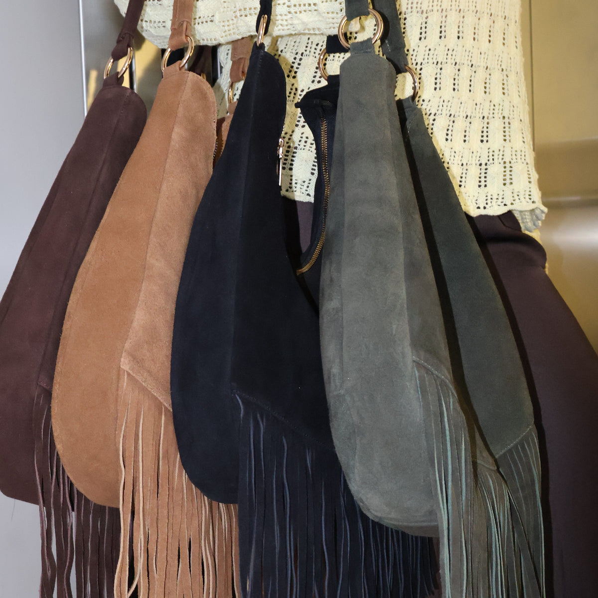 Zaza Bag es Confeccionada artesanalmente en León, Guanajuato, 100% piel con textura de gamuza y un diseño de flecos que aporta dinamismo y elegancia bohemia. Su diseño espacioso incluye compartimentos internos para un orden impecable y una correa perfecta para llevar al hombro con total comodidad.

Especificaciones del producto:

Material exterior: 100% piel vacuna (acabado en gamuza)

Detalles: Flecos frontales de piel y herrajes metálicos

Interior: Amplio compartimento principal con bolsillos internos de